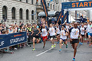 SportScheck Stadtlauf München 2017: Start der 1. Gruppe Halbmarathon (©Foto: Martin Schmitz)